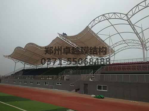 安裝膜結構具有一定危險性，需做好安全措施