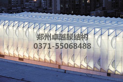 夜間車站透出柔和的燈光讓人感到非常的溫馨、輕松