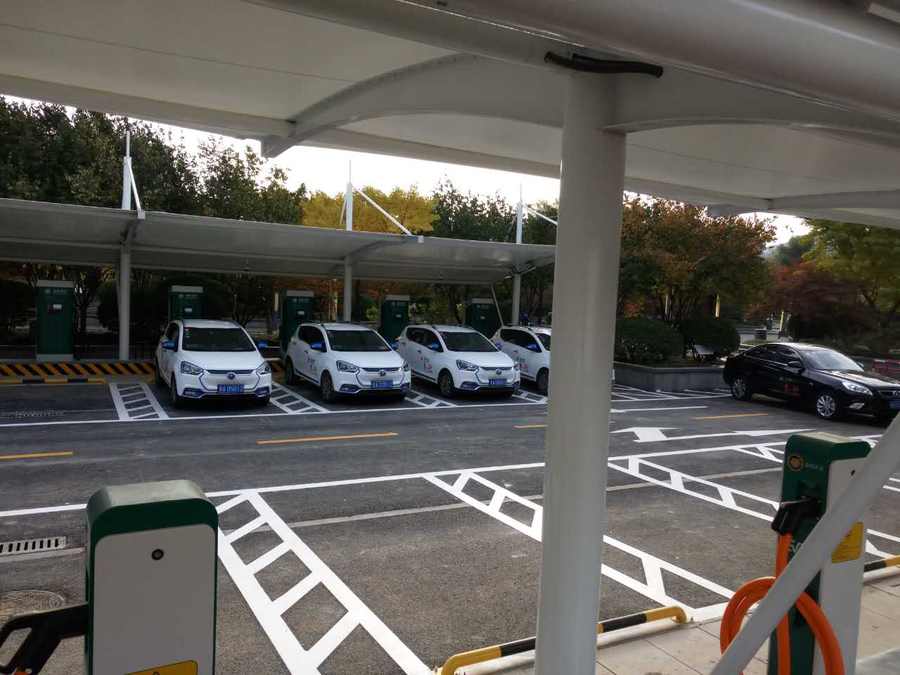 七字型的汽車停車棚，也是汽車蓬里，使用比較多的一款造型