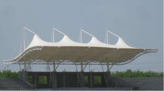  膜結(jié)構(gòu)施工中膜材是如何安裝的呢？