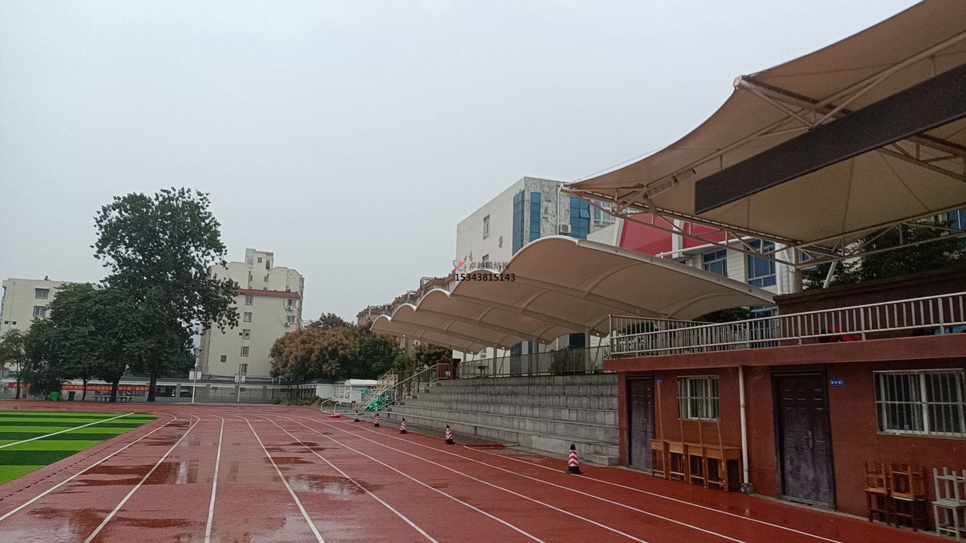 學校田徑場膜結構看臺遮陽棚如何選擇材料？不同材料對其性能有何影響？