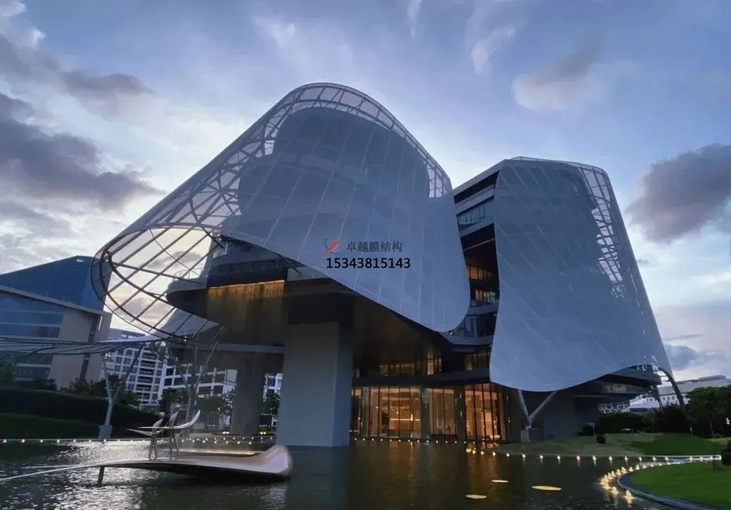 優(yōu)雅而懸浮，PTFE膜結(jié)構(gòu)外立面建筑